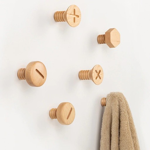 Crochet en bois en forme de vis