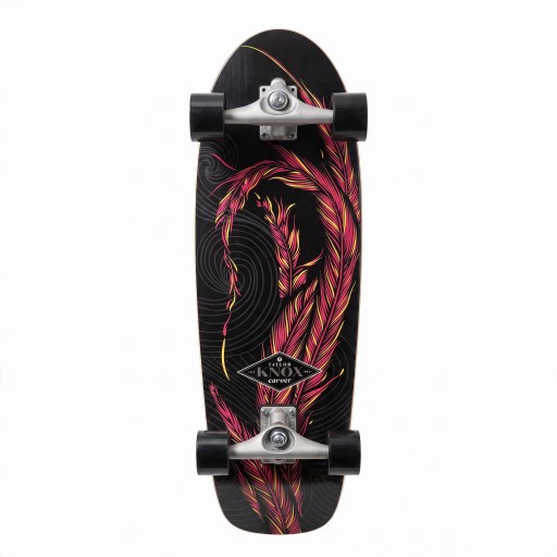 Cruiser skateboard S motívom pierka Dĺžka 79,4 cm Strieborné trucky Čierny s červeným pierkom a čiernymi kolami Na mesto a cyklotrasy