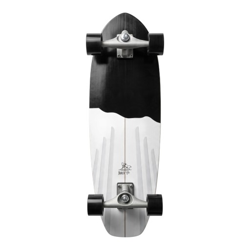 Cruiser skateboard Se zvednutým nosem i tailem Délka 82,6 cm Protiskluzový grip Černobílý s černými koly Na město a cyklostezky