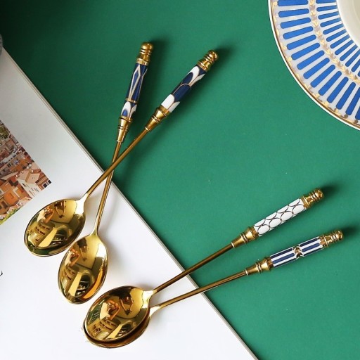 Cucchiaino con decorazione in ceramica