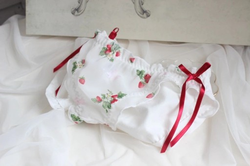 Cuecas adoráveis com estampado de morangos