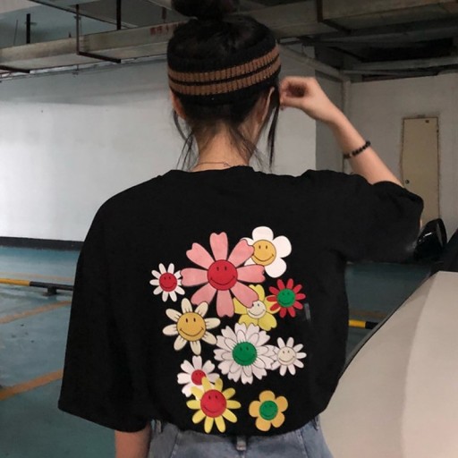 Czarna koszulka damska z kwiatowym nadrukiem