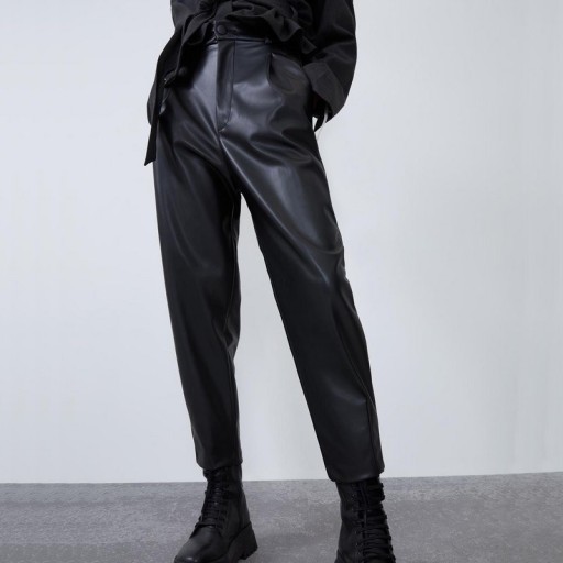 Czarne spodnie damskie wykonane ze sztucznej skóry A335