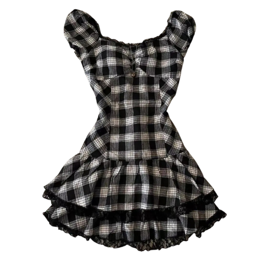 Czarno-biała, kratkowana mini sukienka z krótkimi rękawami i falbaniastą spódnicą. Letnia sukienka damska z koronkowymi wykończeniami. Styl retro vintage.