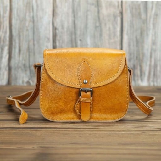 Dame crossbody taske i ægte læder Sedeltagsform med klap og metalspænde Vintage look Lang rem over skulderen 18,5 x 7,5 x 15 cm