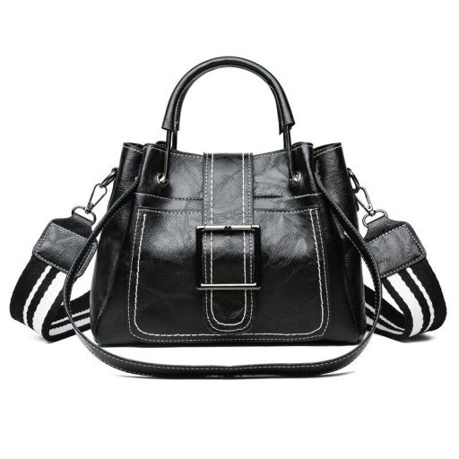 Dame crossbody taske i PU læder Håndtag og bred stribet rem Stor metalspænde og kontraststing 27 x 20 x 13 cm