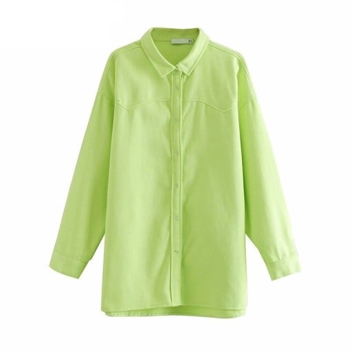 Dame lang skjorte i limegrøn farve Løs oversize pasform med sænkede skuldre Lukning med trykknapper Klassisk krave Polyester