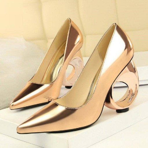 Dame pumps Anna