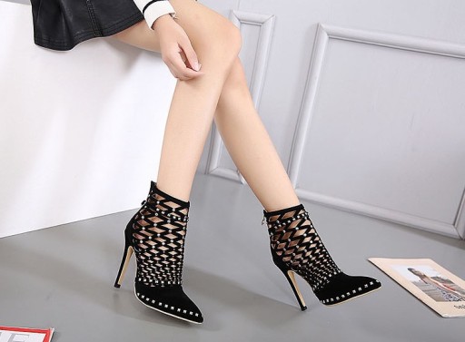 Dame pumps Claudia
