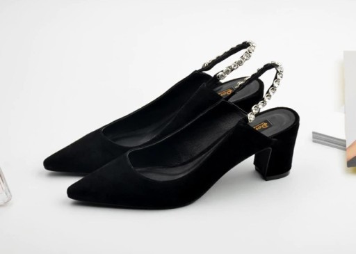 Dame pumps Roxy