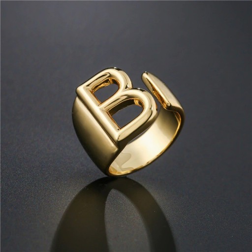 Dame ring med et alfabetbogstav D2399