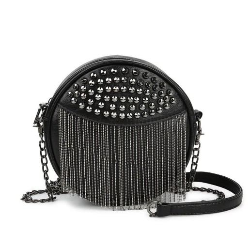 Dame rund crossbody taske med nitter og frynser af metal kæder Rem med kæde Sort PU læder og polyester Dimensioner 18 x 18 x 6 cm