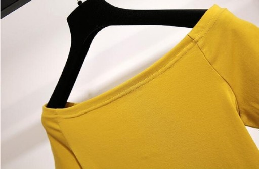 Dame T-shirt og nederdel