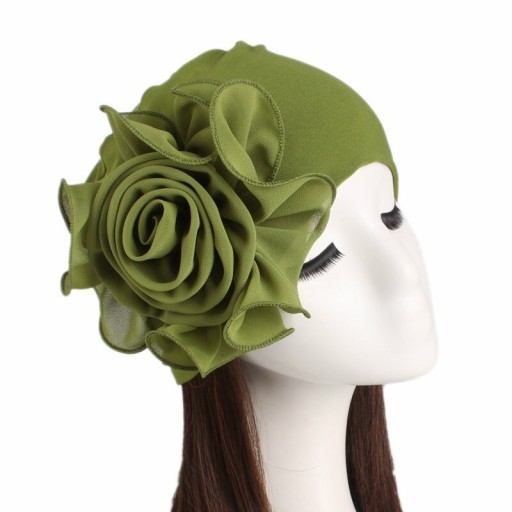 Dame turbanhat med stor rynket blomst på siden Elegant hovedbeklædning lavet af bomuld og polyester Universel størrelse