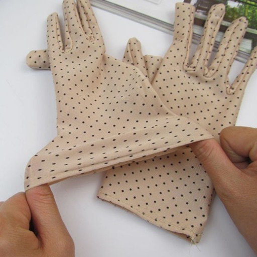 Damehandsker med polkaprikker