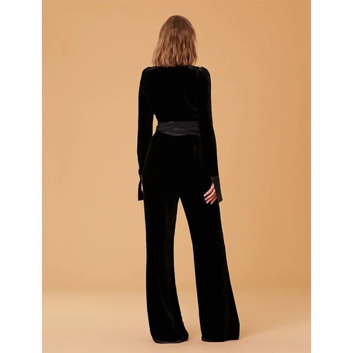 Damejumpsuit i fløjl med dyb halsudskæring