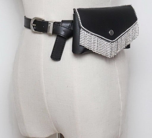 Damen Bauchtasche aus Kunstleder mit Gürtel und glitzernden Steinen Flache Tasche mit Klappe und Druckknopf Metallverschluss 17,5 x 10,5 x 2