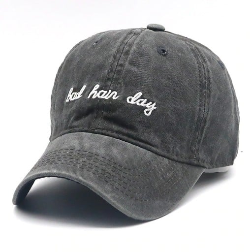 Damen-Cap mit gesticktem Schriftzug Baumwolle im gewaschenen Vintage-Look Belüftungsöffnungen Verstellbarer Riemen mit Schnalle Umfang