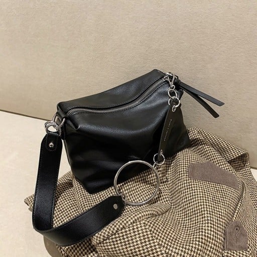 Damen Crossbody Tasche aus PU-Leder Reißverschlussverschluss Breiter Riemen mit großem Metallring Dekorativer Anhänger Maße 23 x 15 x 11