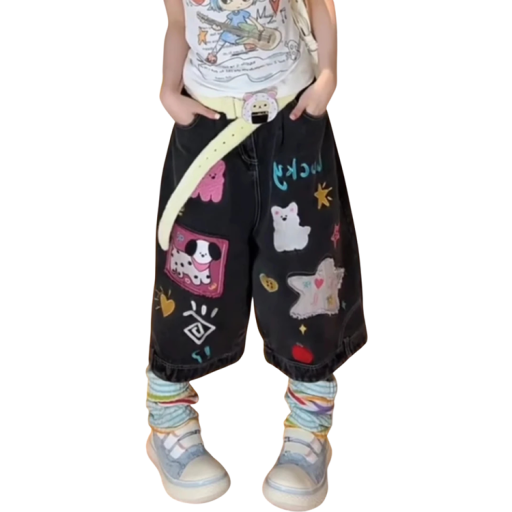 Damen schwarze knielange Shorts mit weitem Schnitt und buntem Druck von Zeichnungen und Gürtelschlaufen