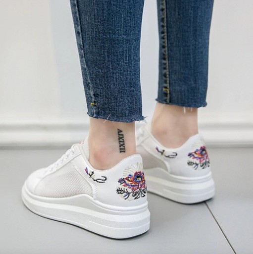 Damen-Sneaker mit einer Blume