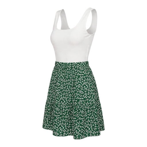 Damen Sommer Mini Kleid mit Trägern, quadratischem Ausschnitt und weißem Rippenoberteil sowie grünem Rock mit kleinen blühenden Blumen