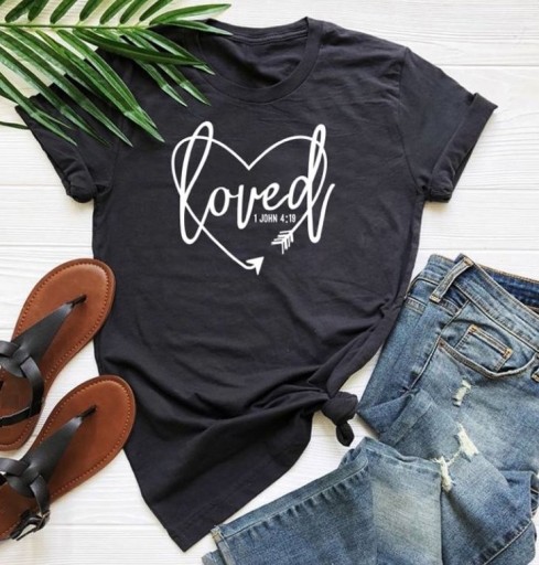 Damen-T-Shirt mit dem Aufdruck „Loved“.