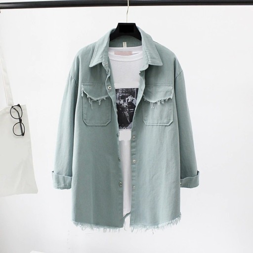Damen verlängerte Hemdenjeansjacke mit fransigem Saum Brusttaschen mit Klappe Metallene Knöpfe Lässiger Schnitt Polyester und Baumwolle