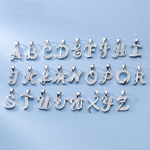 Damenanhänger mit dem Buchstaben des Alphabets