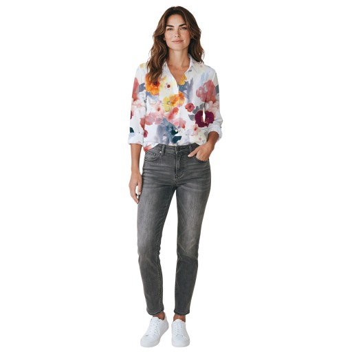 Damenbluse mit langen Ärmeln und großen gemalten Blumen auf hellem Hintergrund mit klassischem Kragen und Knöpfen über die gesamte Vorderseite
