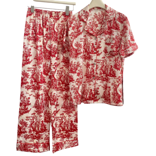 Damenpyjama in Weiß mit roten Mustern Hemd mit Kragen und kurzen Ärmeln mit Knöpfen und Brusttasche sowie Hosen aus Polyester und Rayon