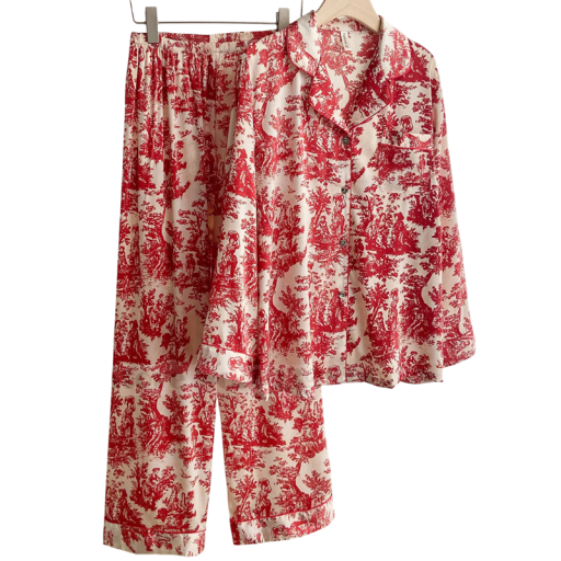 Damenpyjama in Weiß mit roten Mustern Hemd mit Kragen und langen Ärmeln mit Knöpfen und Brusttasche und Hose aus Polyester und Rayon