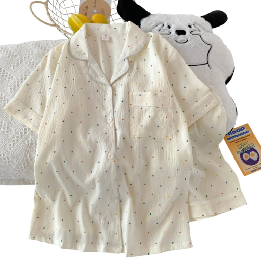 Damenpyjama mit bunten Punkten Weißes T-Shirt mit Kragen und Knopfleiste sowie Brusttasche und Shorts aus weichem Polyester