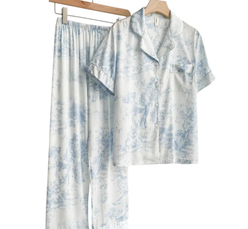 Damenpyjama mit feinen Mustern Hemd mit Kragen und kurzen Ärmeln mit Knöpfen und Brusttasche sowie Hose aus weichem Polyester und Rayon