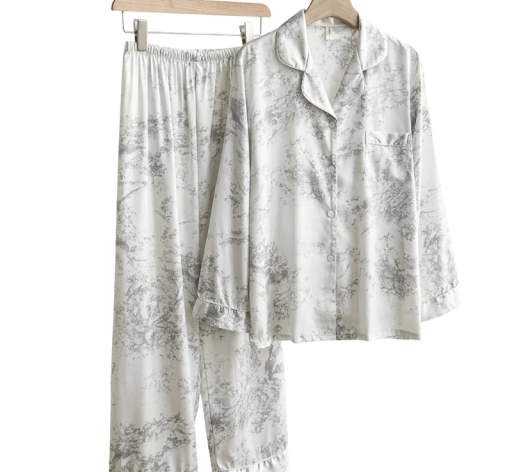 Damenpyjama mit feinen Mustern Hemd mit Kragen und langen Ärmeln mit Knöpfen und Hose aus weichem Polyester und Rayon in verschiedenen Farben
