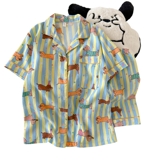 Damenpyjama mit Hundemotiv Blau-gelb gestreiftes Knopfhemd mit Kragen und Brusttasche sowie Shorts aus weichem Polyester