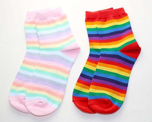 Damensocken mit bunten Streifen