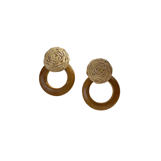 Dameøreringe i rund form med kombination af ring og tekstureret element i træ, brun og beige til hverdagens brug