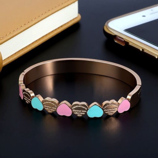 Dames armband in massief materiaal met kleurrijke hartjes