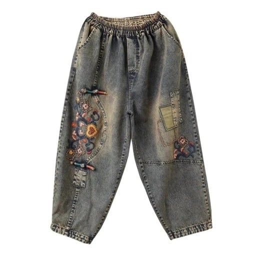 Dames blauwe retro jeans met kleurrijke borduursels en patches met een gewassen uitstraling, losse pasvorm, elastische taille en omgeslagen broekspijpen