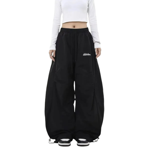Dames brede parachutepantalon met elastische tailleband en trekkoord met aansnoering aan de onderkant van de pijpen en zijzakken