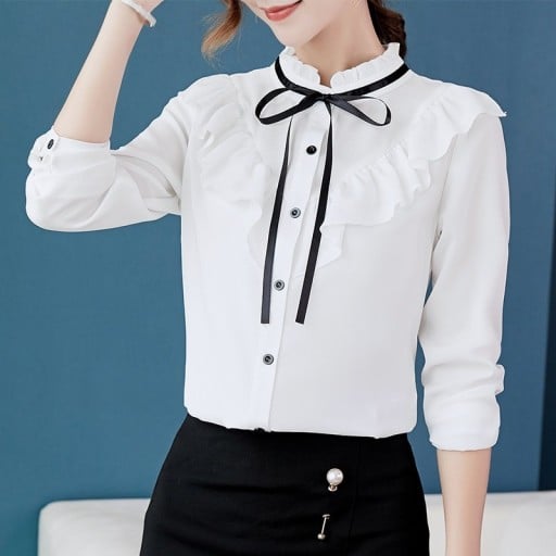 Dames chiffon blouse met volants van schouders tot borst Staander met geplooide rand Zwarte strik met strik Lange mouw Zwarte knopen