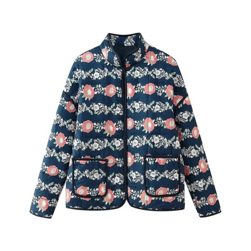 Dames gewatteerde jas met bloemenprint Blauwe jas met roze bloemen Lentejas met zakken en opstaand kraagje Lichte jas met rits