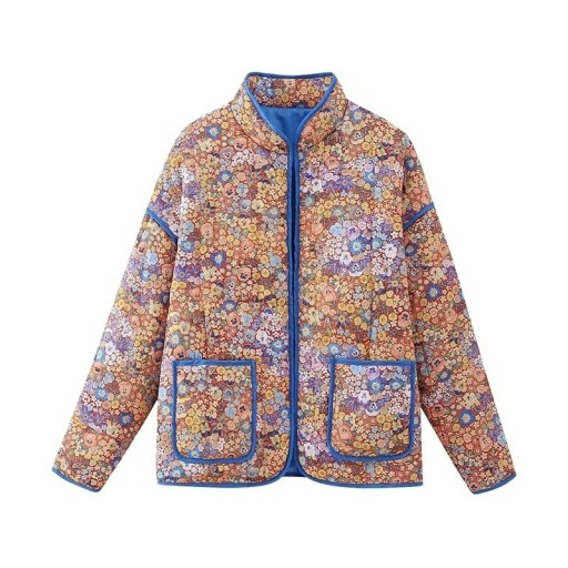 Dames gewatteerde jas met kleurrijk bloemenpatroon Lentejas met zakken en blauwe bies Lichte jas met lange mouwen