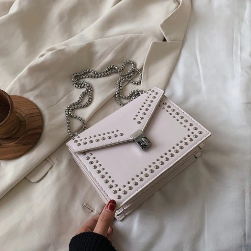 Dames handtas met studs M686