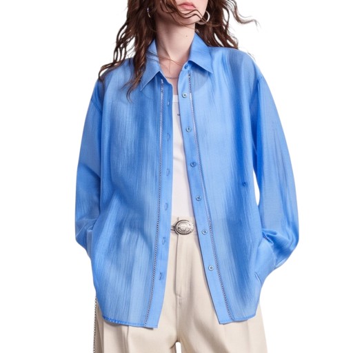 Dames losse blouse met lange mouwen en ajourstiksel langs de sluiting met klassieke kraag, afgezakte schouders en afgeronde onderrand