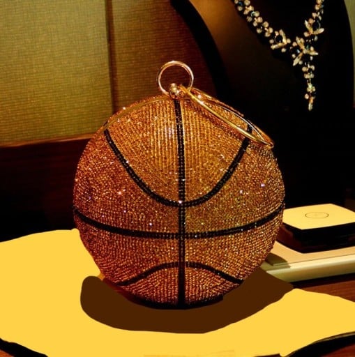 Dameshandtas in de vorm van een basketbal 17 x 17 cm Volledig versierd met glanzende steentjes Ronde handgreep Contrasterende strepen