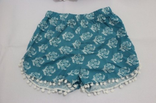 Dameshorts med hvide blomster