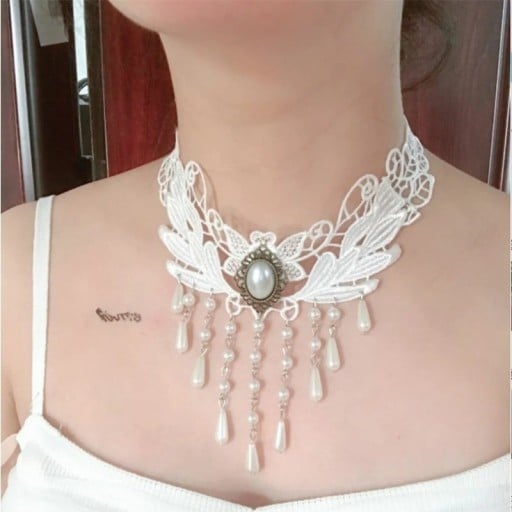 Dameskant choker ketting met hanger en hangende parelversieringen met sluiting kant wit sieraad voor feestelijke gelegenheden