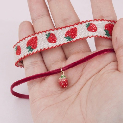 Damesketting met aardbei
